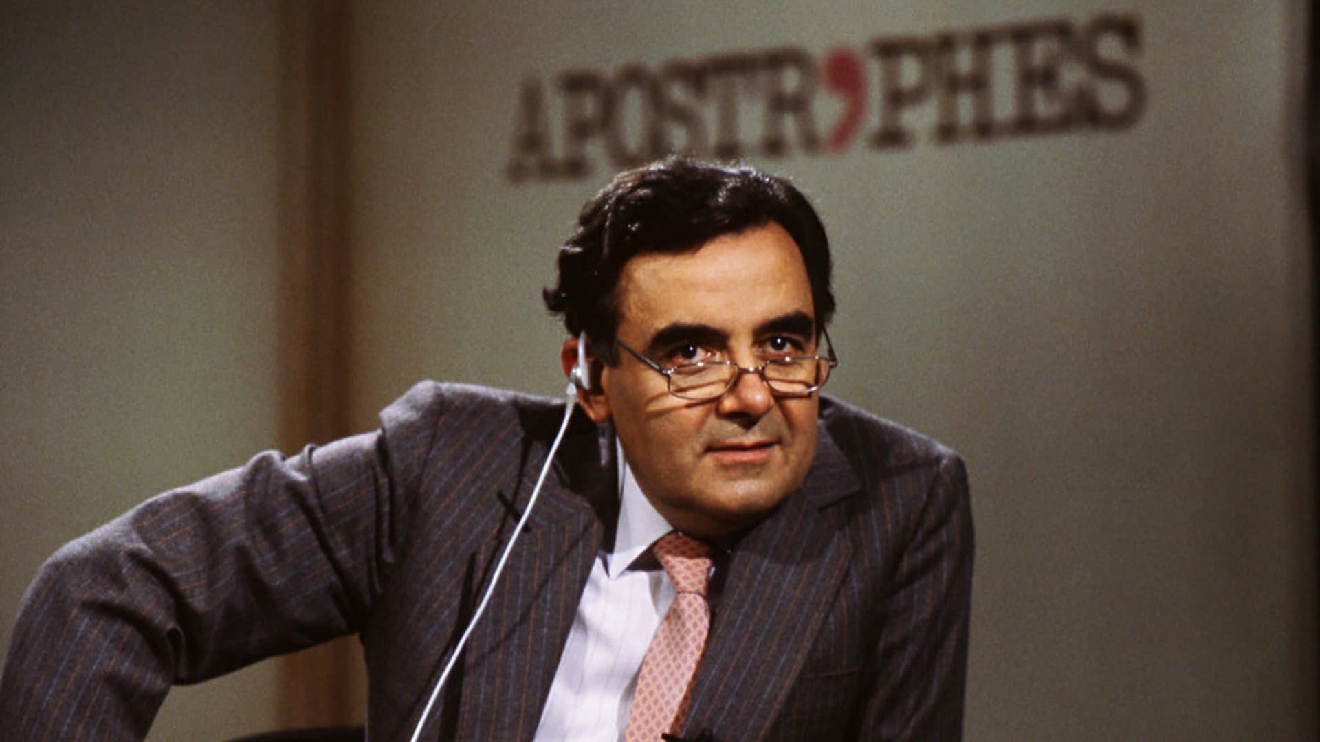 Apostrophes backdrop